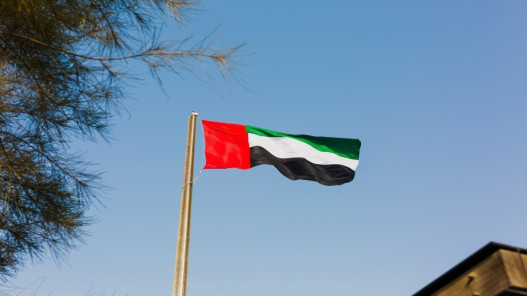 الداخلية الإماراتية: الدفاعات الجوية تتعامل الآن مع تهديد صاروخي