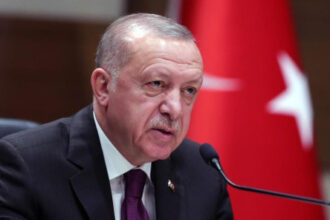 أردوغان يصل السعودية لبحث اتفاق دفاعي مشترك مع الرياض وباكستان