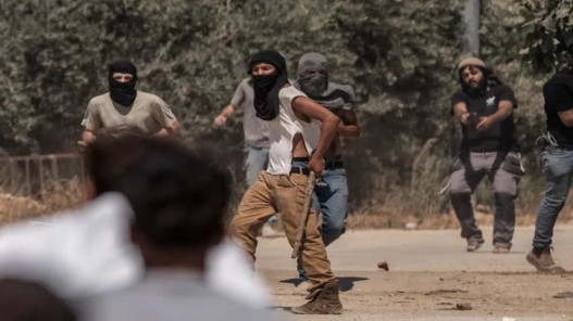 صورة حول : مستوطنون يهاجمون تجمع الكعابنة شرق رام الله ويقتحمون منزلاً فلسطينياً مستوطنون يهاجمون تجمع الكعابنة شرق رام الله ويقتحمون منزلاً فلسطينياً