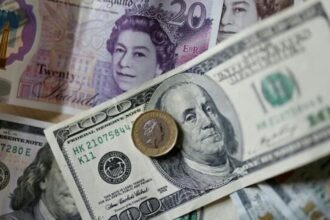 تراجع طفيف للجنيه الإسترليني أمام الدولار واليورو