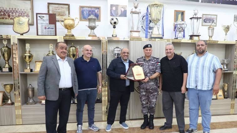 صورة حول : الرمثا يبحث ترتيبات الموسم الكروي مع وحدة أمن الملاعب الرمثا يبحث ترتيبات الموسم الكروي مع وحدة أمن الملاعب