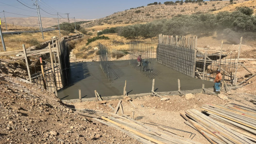 أشغال الزرقاء تنفذ عبارات صندوقية وأعمال حماية للطرق