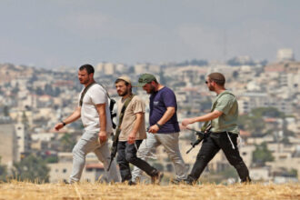 مستوطنون يهاجمون صحافيين ويصيبون خمسة أشخاص بالضفة
