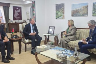 وزير البيئة يبحث والسفيرة الأسترالية تعزيز التعاون