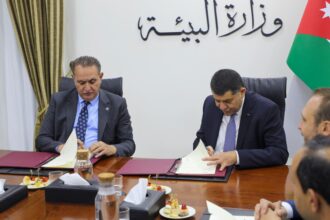 البيئة ومركز تطوير الأعمال يوقعان اتفاقية لإعادة تأهيل وتشغيل مشروع الموجب الزراعي