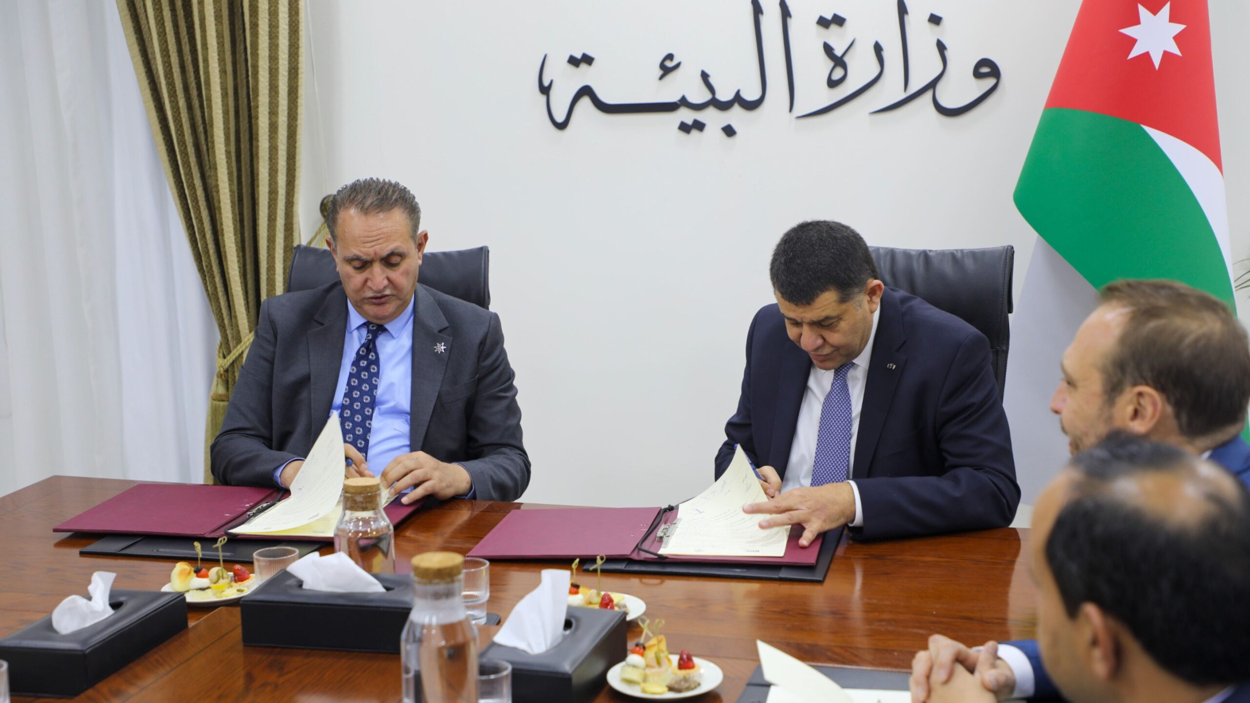صورة حول : البيئة ومركز تطوير الأعمال يوقعان اتفاقية لإعادة تأهيل وتشغيل مشروع الموجب الزراعي البيئة ومركز تطوير الأعمال يوقعان اتفاقية لإعادة تأهيل وتشغيل مشروع الموجب الزراعي