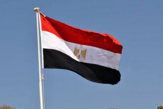 مصر تفرض رسماً بقيمة 100 جنيه على مغادرة أراضيها