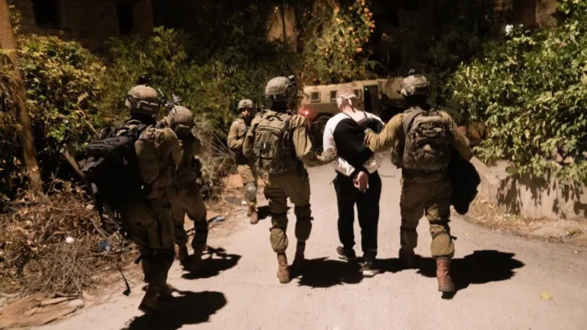 صورة حول : الاحتلال يعتقل وزير شؤون القدس الفلسطيني أشرف الأعور عقب اقتحام منزله في سلوان الاحتلال يعتقل وزير شؤون القدس الفلسطيني أشرف الأعور عقب اقتحام منزله في سلوان