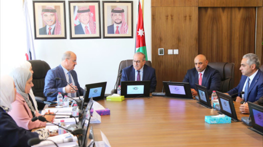 أبو السمن يطلع على خطط تطوير منظومة المشتريات الحكومية وتعزيز التحول الرقمي