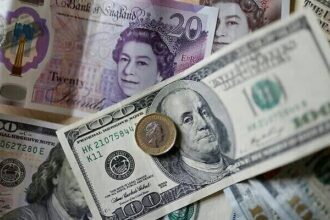 الإسترليني يرتفع أمام الدولار ويتراجع قليلا مقابل اليورو
