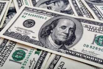 الدولار يكافح للحفاظ على مكاسبه وسط تداعيات العقوبات على إيران وضغوط عوائد السندات الأميركية