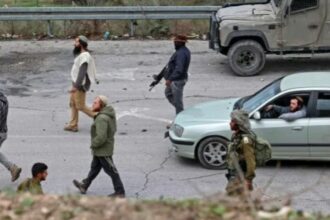 مستوطنون يمنعون فلسطينيين من أداء صلاة الجمعة في خربة طانا