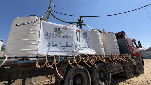 صورة حول : الهيئة الخيرية الهاشمية تواصل توزيع مياه الشرب في مواصي خان يونس الهيئة الخيرية الهاشمية تواصل توزيع مياه الشرب في مواصي خان يونس