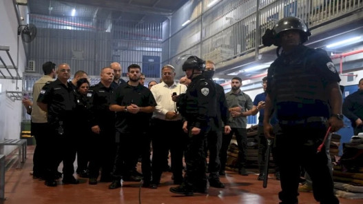 صورة حول : بن غفير يتفاخر بسوء أوضاع الأسرى والأسيرات في سجون الاحتلال بن غفير يتفاخر بسوء أوضاع الأسرى والأسيرات في سجون الاحتلال
