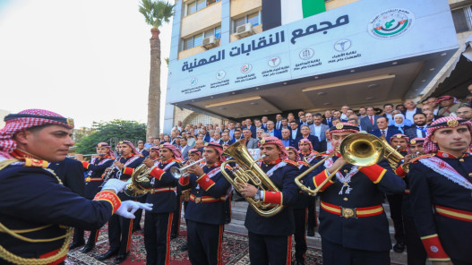 صورة حول : رفع العلم الأردني على سارية جديدة في مجمع النقابات المهنية رفع العلم الأردني على سارية جديدة في مجمع النقابات المهنية