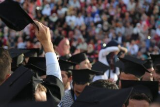 من مقاعد الجامعة إلى طوابير البطالة.. شهادة في اليد والوظيفة غائبة.. فمن يفتح أبواب العمل للخريجين؟
