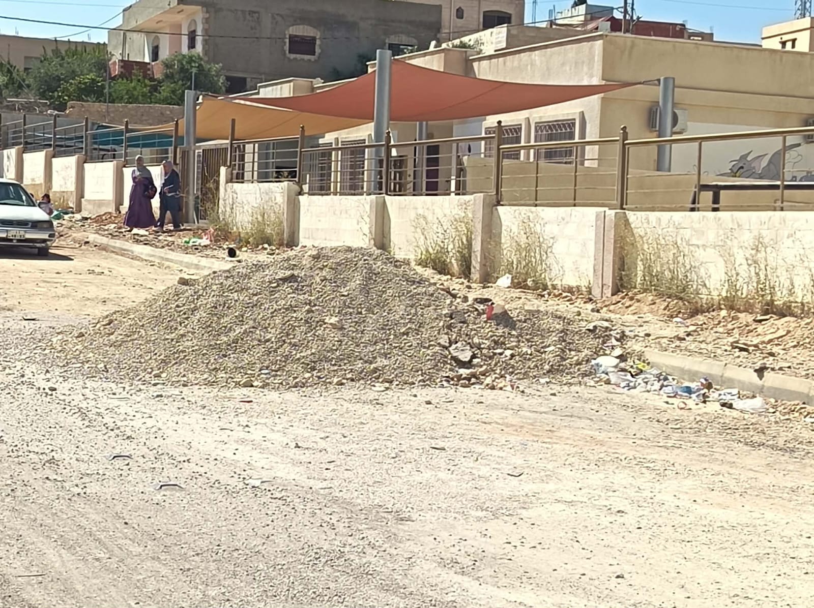 أكوام الأتربة أمام مداخل مدرسة الحارث بن عمير في العيص.. من المسؤول؟ (صور)
