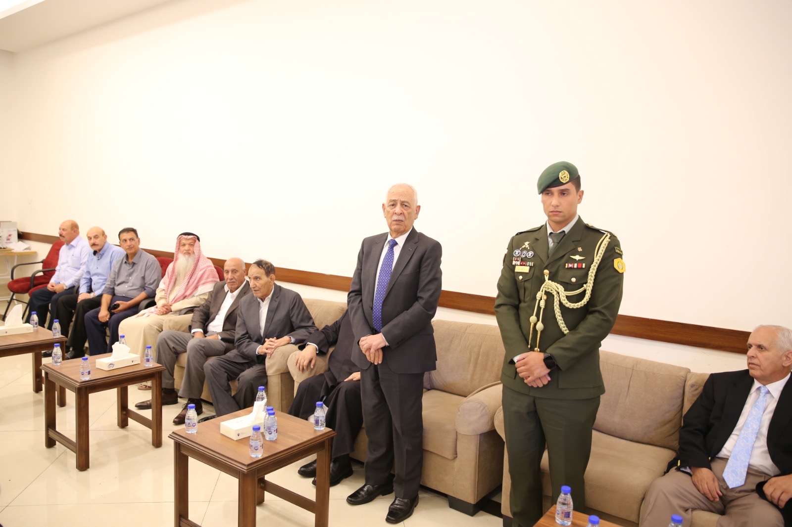 مندوبا عن الملك وولي العهد.. العيسوي يعزي عشيرة الهباهبة