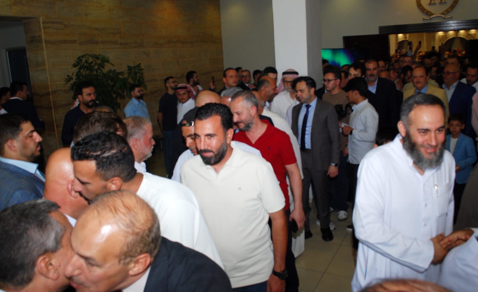 يقيم الحاج ابو رخية حفل غداء بمناسبة فرح نجله محمد نبيل ابو رخية