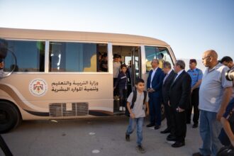 من القويرة... وزير الاستثمار يتابع ميدانياً مسارات النقل المدرسي في أول أيام الدوام