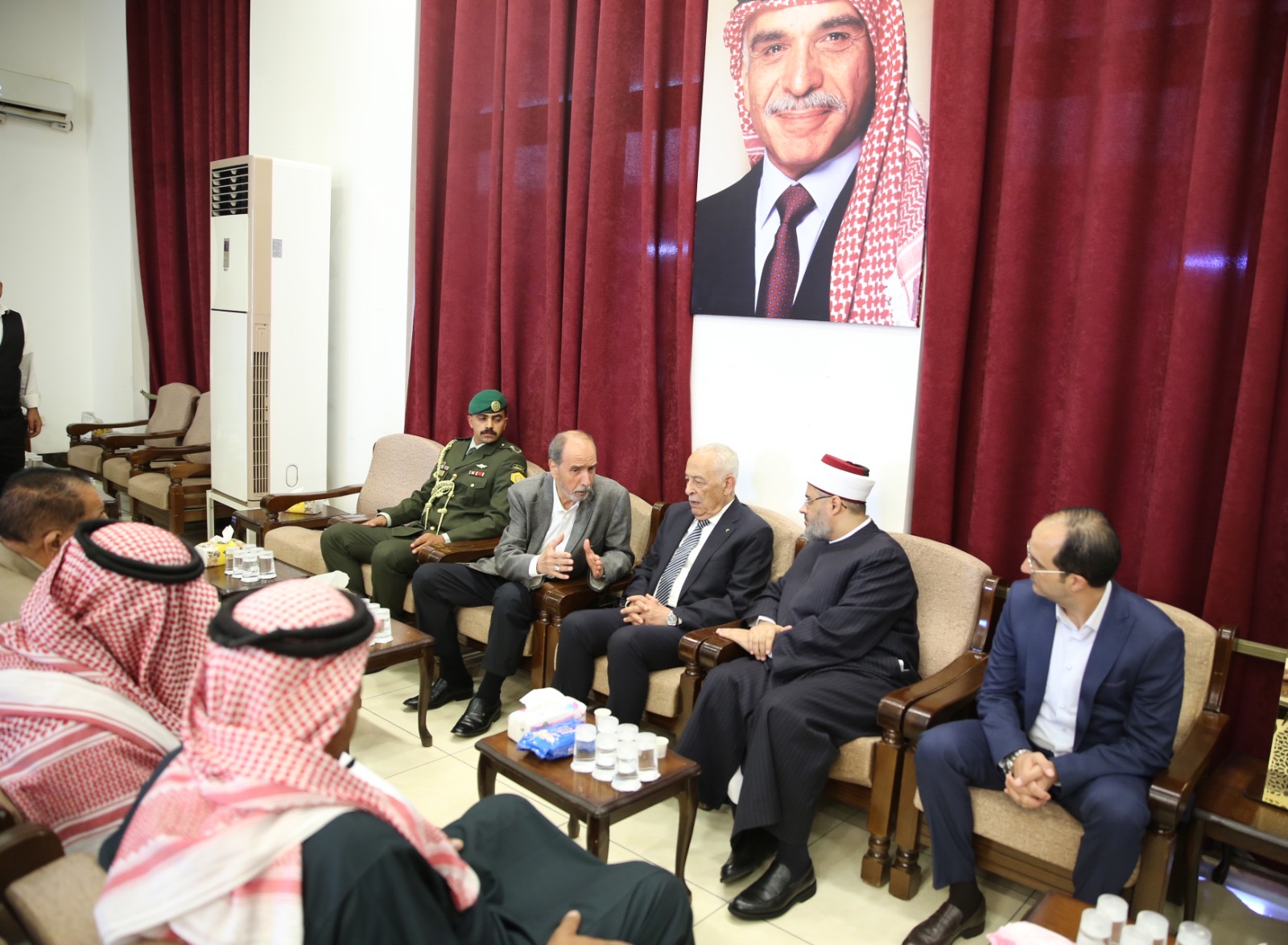مندوبا عن الملك وولي العهد.. العيسوي يعزي أبو كركي وعريقات
