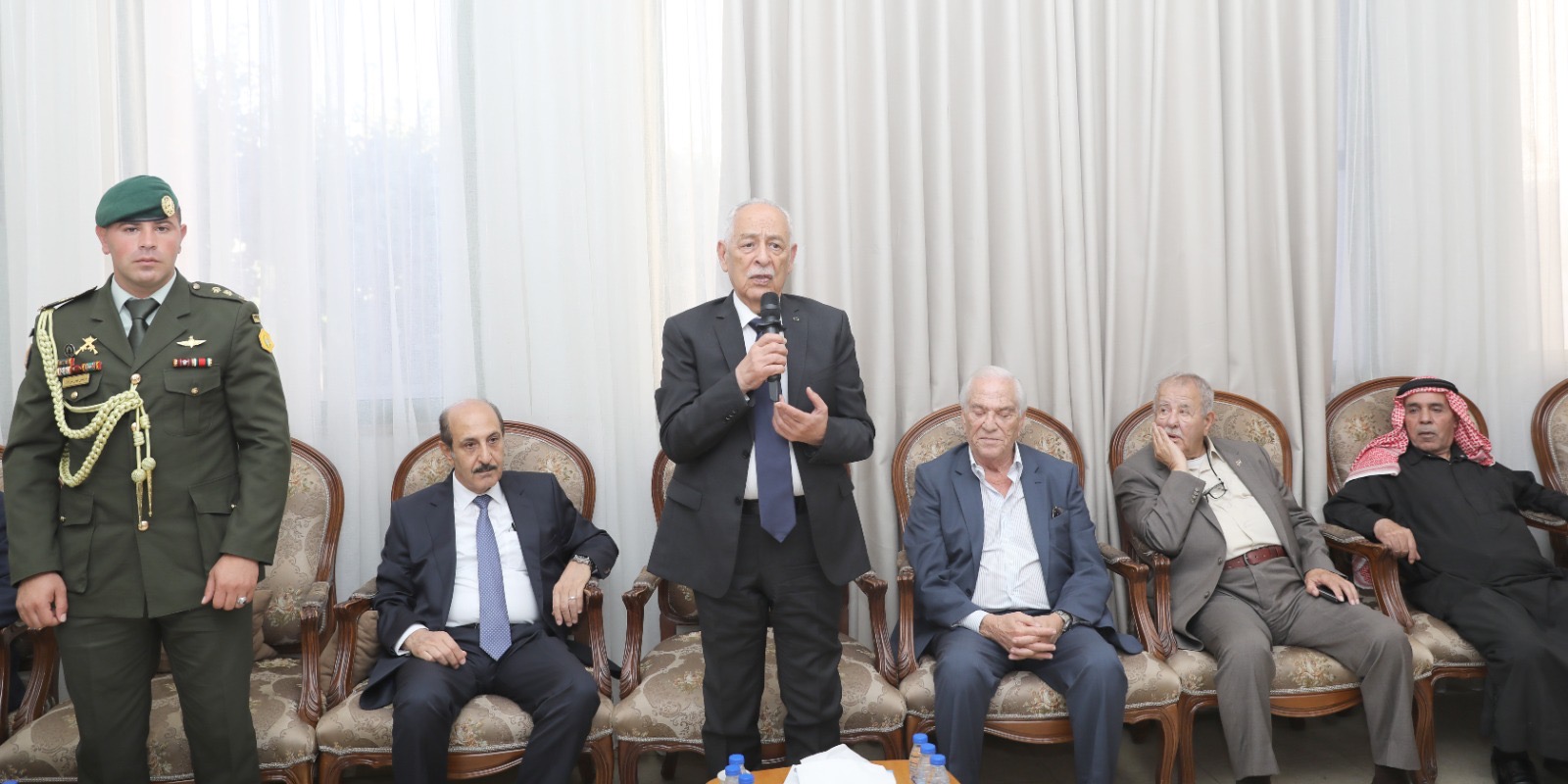 مندوبا عن الملك وولي العهد.. العيسوي يعزي عشيرتي عساف والطويل