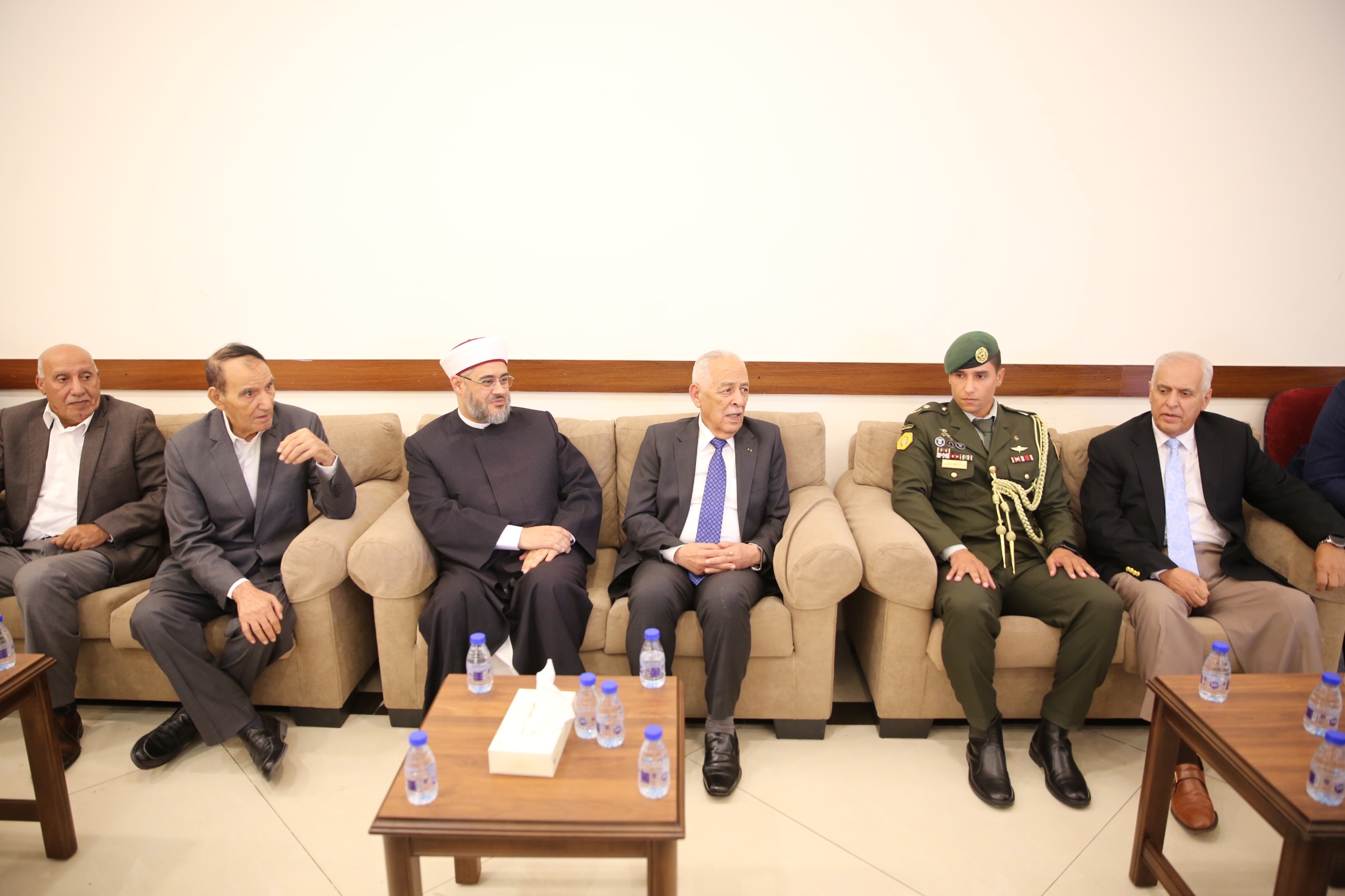 مندوبا عن الملك وولي العهد.. العيسوي يعزي عشيرة الهباهبة
