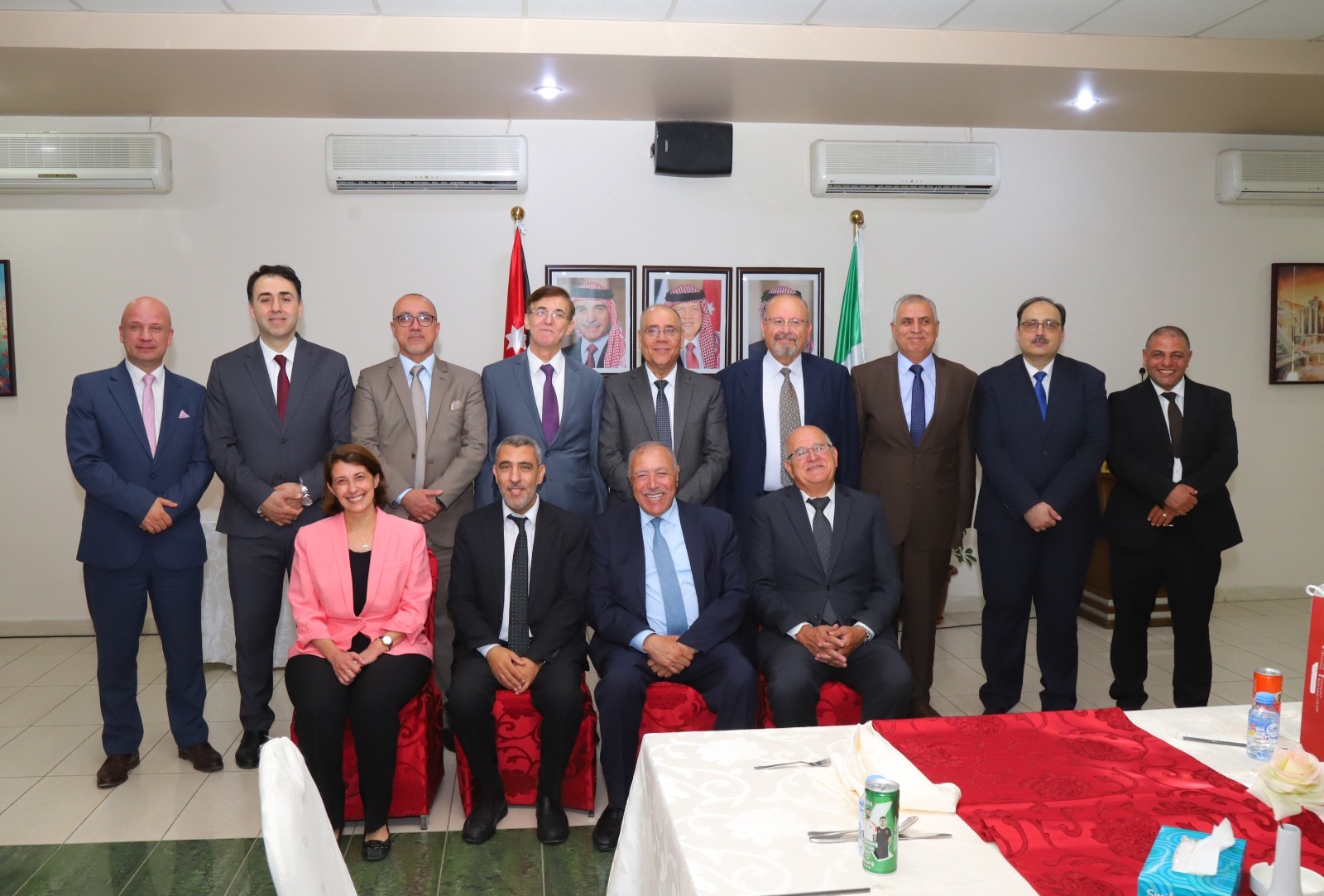 صورة حول : رئيس مجلس أمناء جامعة البترا يكرّم العمداء السابقين ويستعرض منجزات كلياتهم رئيس مجلس أمناء جامعة البترا يكرّم العمداء السابقين ويستعرض منجزات كلياتهم