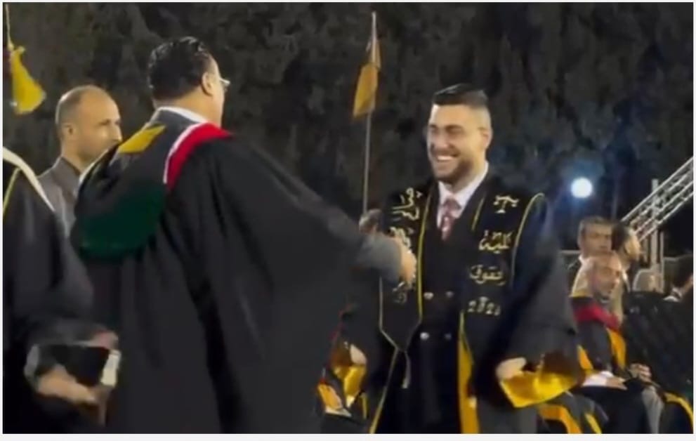 صورة حول : من 'فتى الزرقاء' إلى خريج في القانون.. صالح حمدان يطوي صفحة الألم ويتوّج مسيرته الجامعية.. فيديو من 'فتى الزرقاء' إلى خريج في القانون.. صالح حمدان يطوي صفحة الألم ويتوّج مسيرته الجامعية.. فيديو