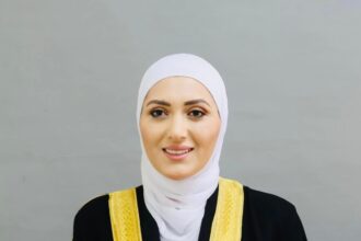 ليس كل استقبالٍ ملكيًا، حتى وإن ازدانت له الساحات بالأعلام