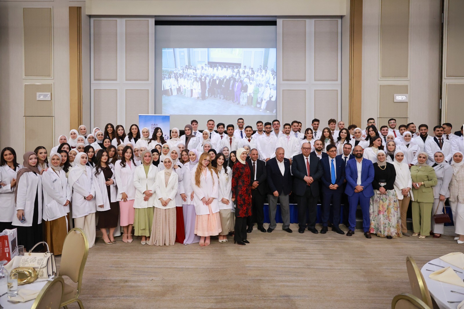 صورة حول : طلبة كلية طب الأسنان بجامعة البترا يؤدون قسم المهنة إيذانًا ببدء التدريب الإكلينيكي طلبة كلية طب الأسنان بجامعة البترا يؤدون قسم المهنة إيذانًا ببدء التدريب الإكلينيكي