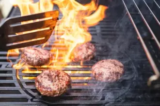 ضبط عراقي يبيع لحم خنازير برية للمواطنين
