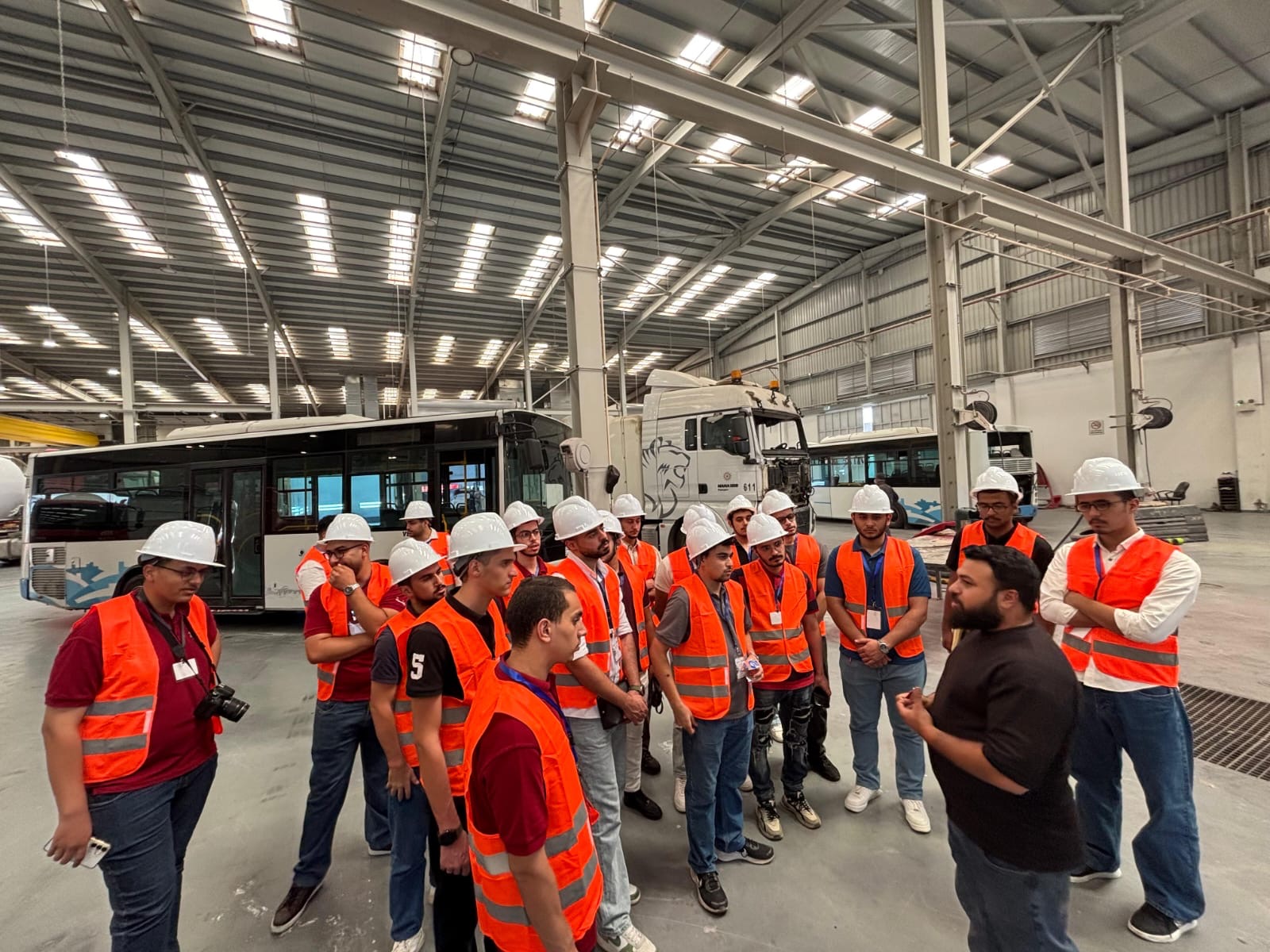 المناصير لتجارة الآليات تمنح مهندسي وفنيي المستقبل فرصة للاطلاع على منشأة الصيانة التابعة لها