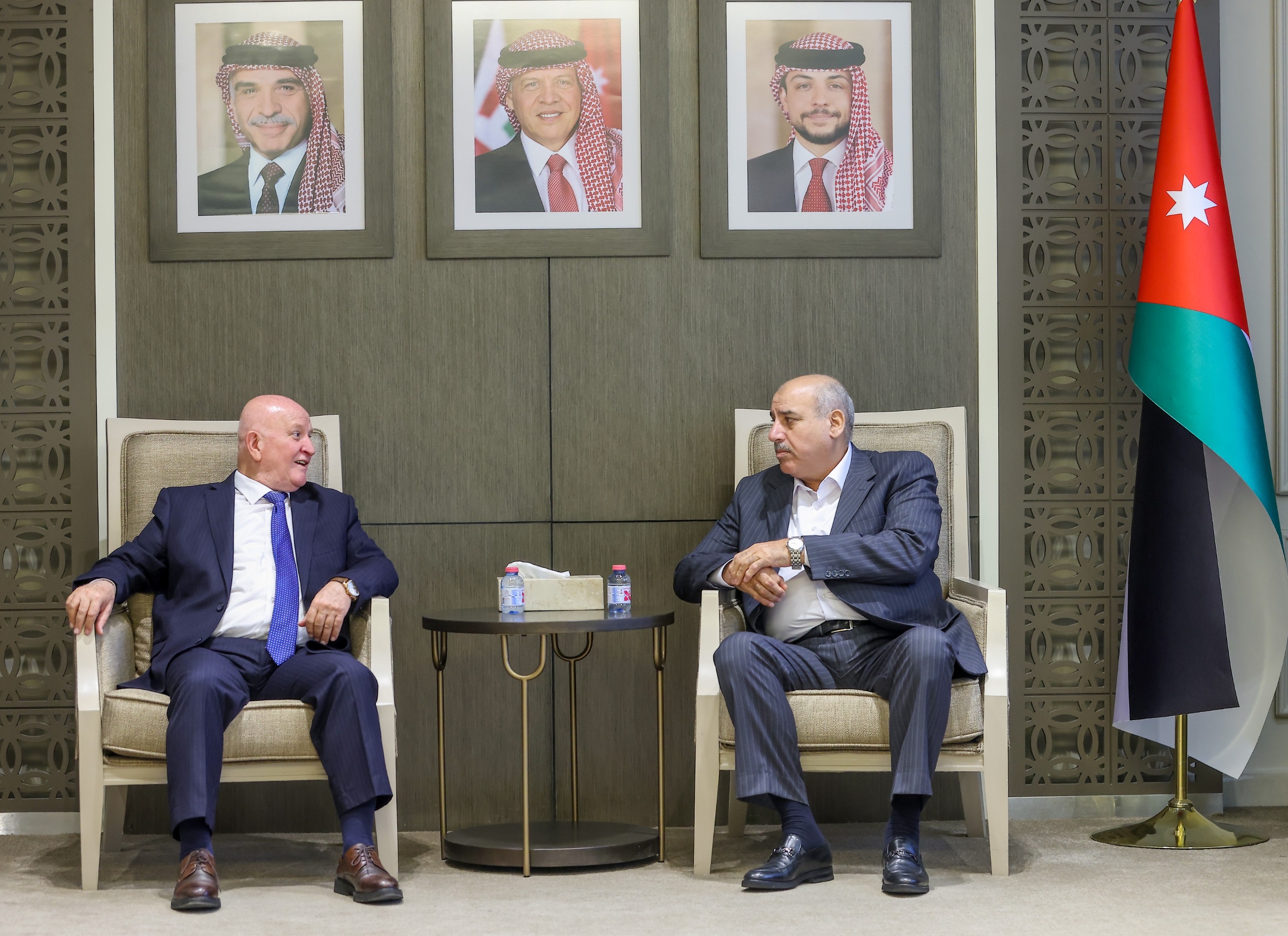 صورة حول : القاضي يتسلم التقرير السنوي لهيئة النزاهة ومكافحة الفساد القاضي يتسلم التقرير السنوي لهيئة النزاهة ومكافحة الفساد