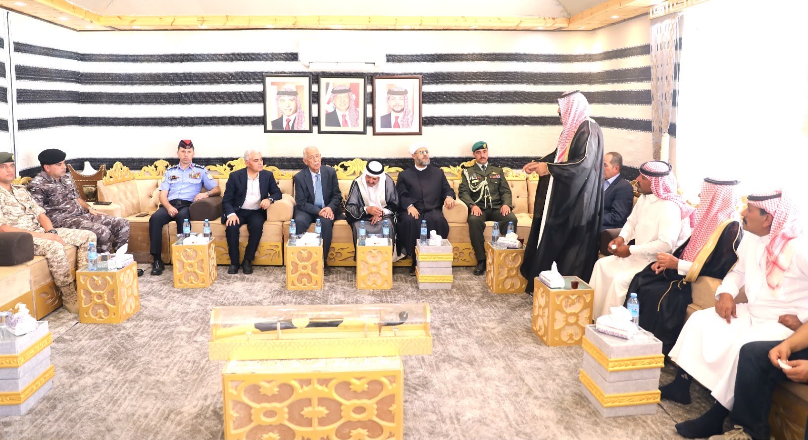 العيسوي ينقل تعازي ومواساة الملك وولي العهد لذوي متوفي حادث مكلفي خدمة العلم وسائق الحافلة