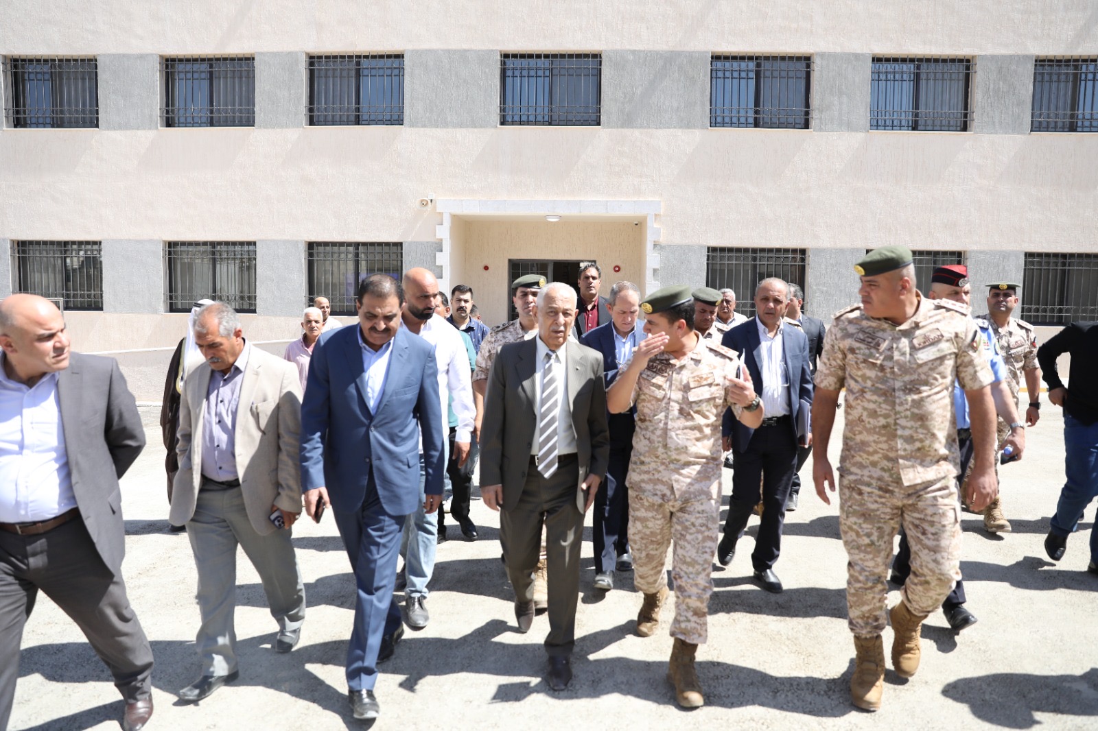 رئيس الديوان الملكي يتفقد مشاريع مبادرات ملكية في الزرقاء ويزور مبنى النادي القوقازي