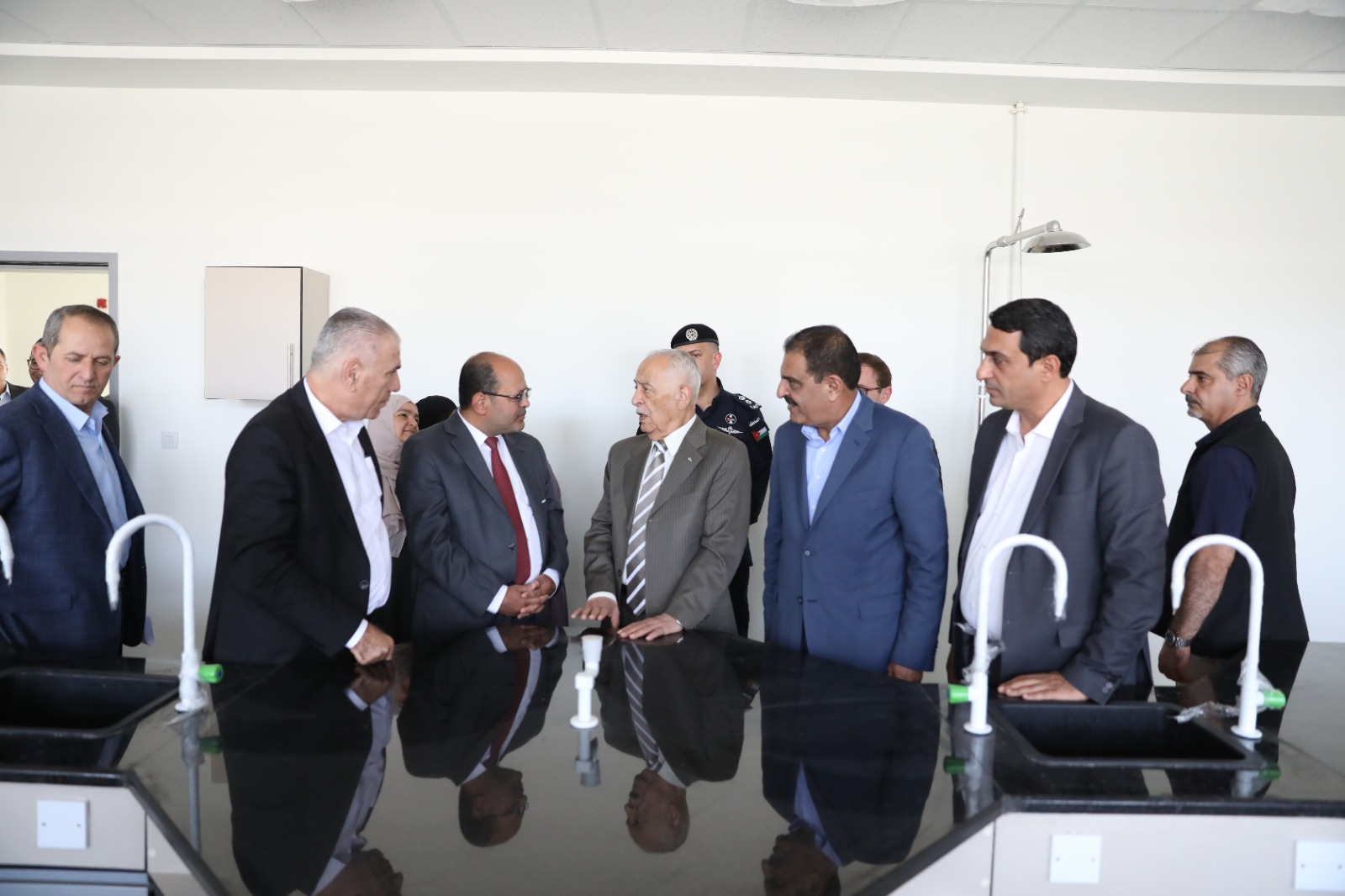 رئيس الديوان الملكي يتفقد مشاريع مبادرات ملكية في الزرقاء ويزور مبنى النادي القوقازي
