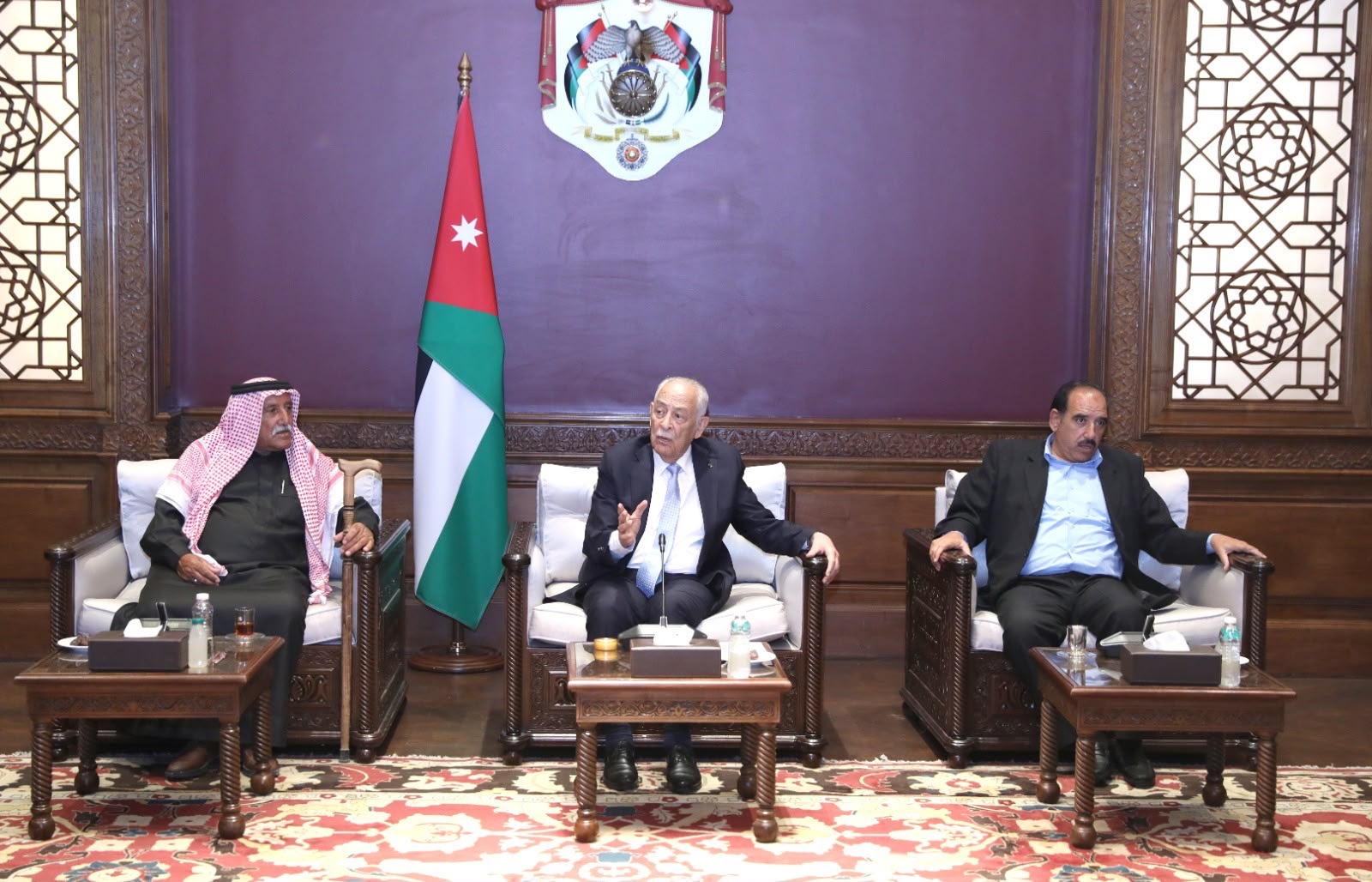 صورة حول : رئيس الديوان الملكي يلتقي وفدا من أبناء عشيرة العزي من البادية الشمالية رئيس الديوان الملكي يلتقي وفدا من أبناء عشيرة العزي من البادية الشمالية