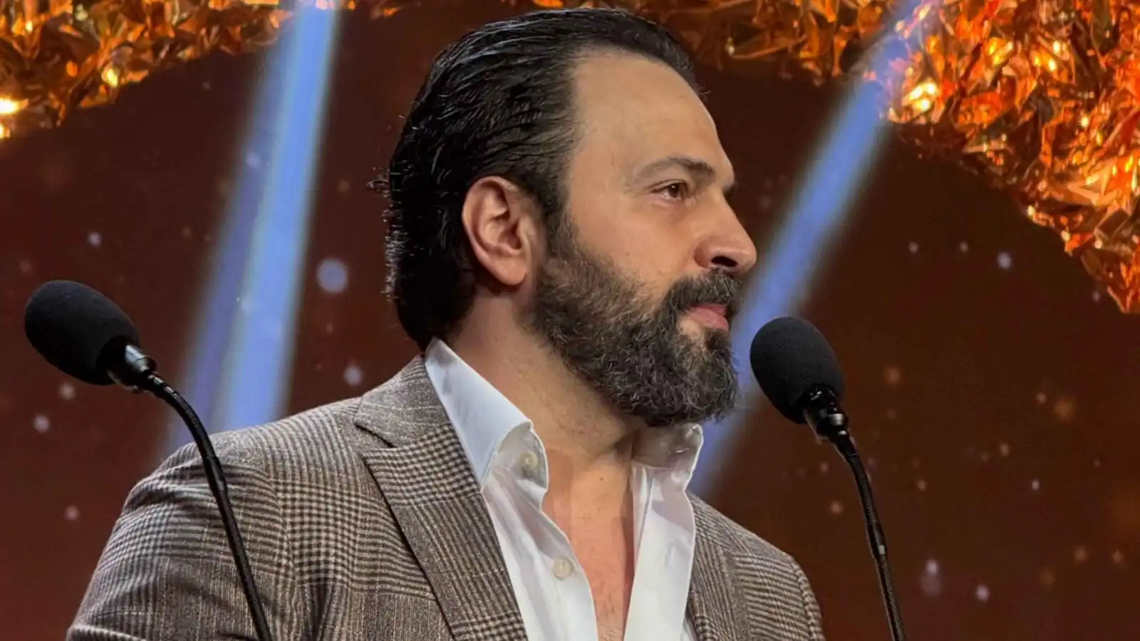 صورة حول : تيم حسن يحرج مراسلة عقب تكريمه عن مسلسل "مولانا" تيم حسن يحرج مراسلة عقب تكريمه عن مسلسل "مولانا"