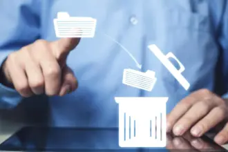 تظن أن الحذف يمحو كل شيء.. أين قد تبقى محادثاتك؟