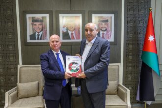 القاضي يتسلم التقرير السنوي لهيئة النزاهة ومكافحة الفساد