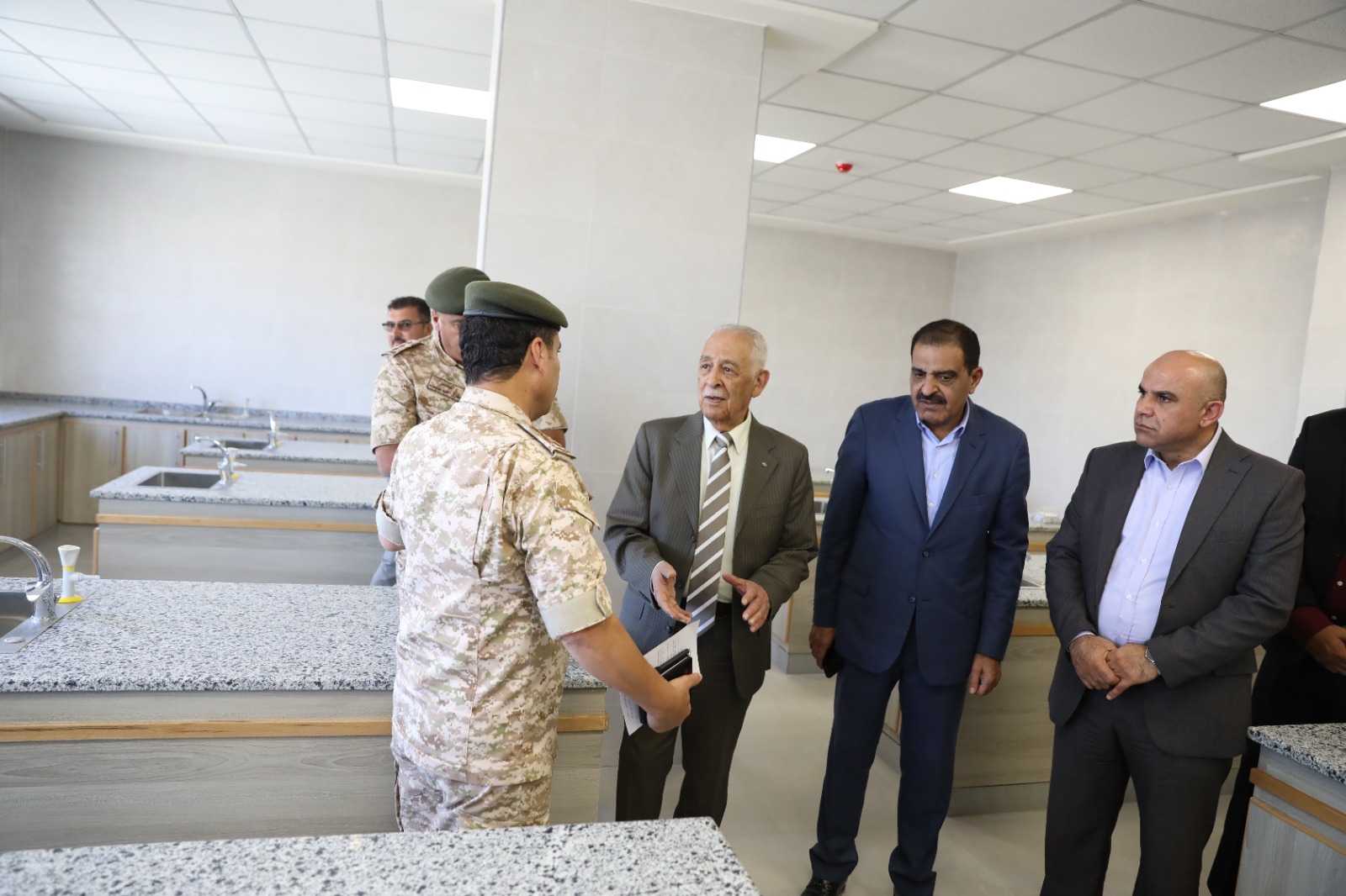 رئيس الديوان الملكي يتفقد مشاريع مبادرات ملكية في الزرقاء ويزور مبنى النادي القوقازي