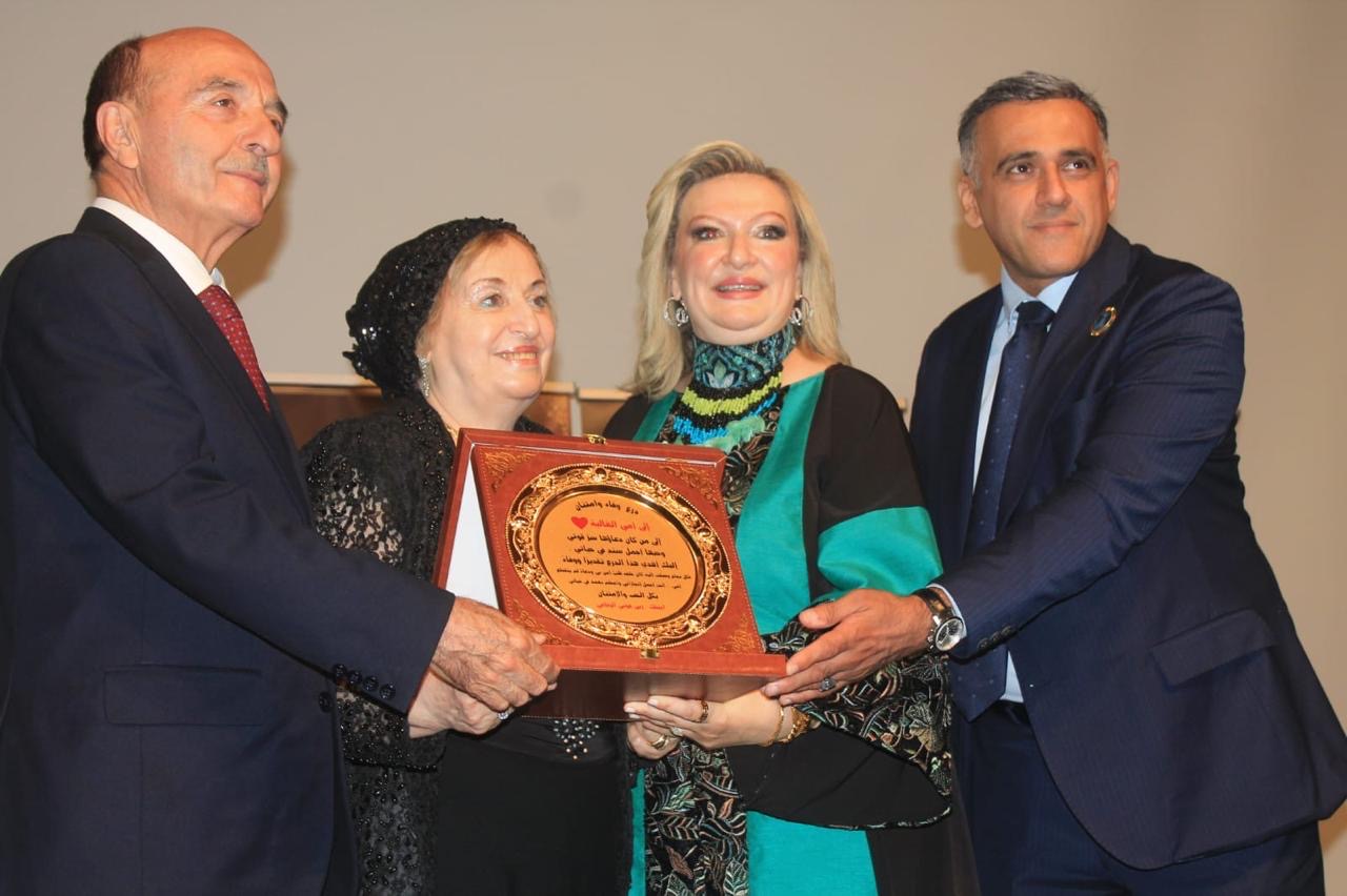 المستشارة ربى الرفاعي تكرّم والدتها خلال حفل "سيدات بضياء الملكة" بمناسبة عيد ميلاد الملكة رانيا