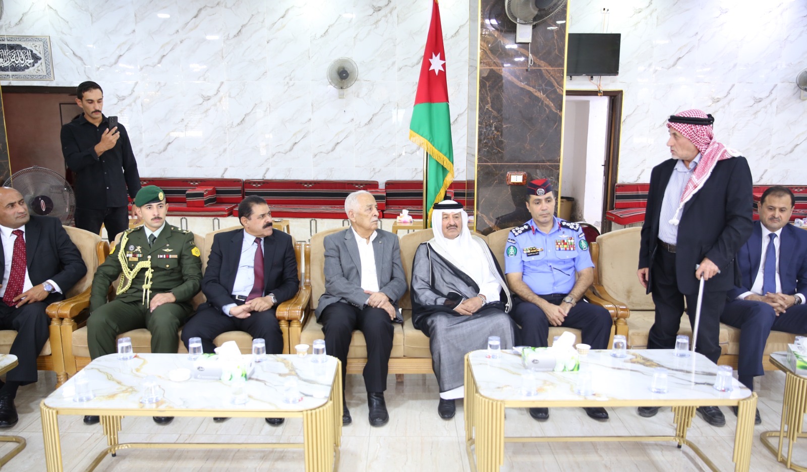 مندوبا عن الملك وولي العهد... العيسوي يعزي عشائر عباد والمومني والعدوان والظهراوي