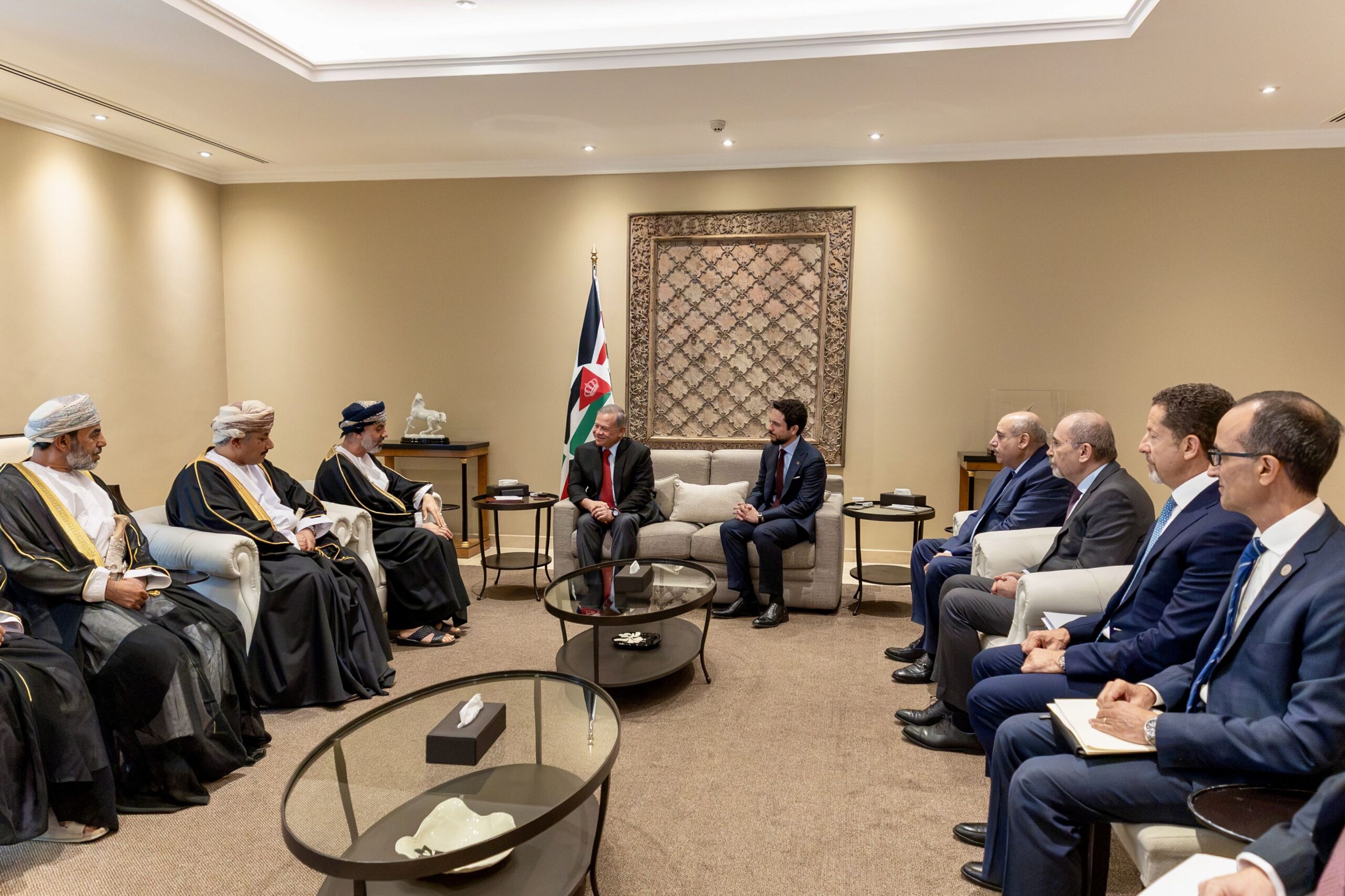 الملك يستقبل رئيس مجلس الشورى في سلطنة عُمان
