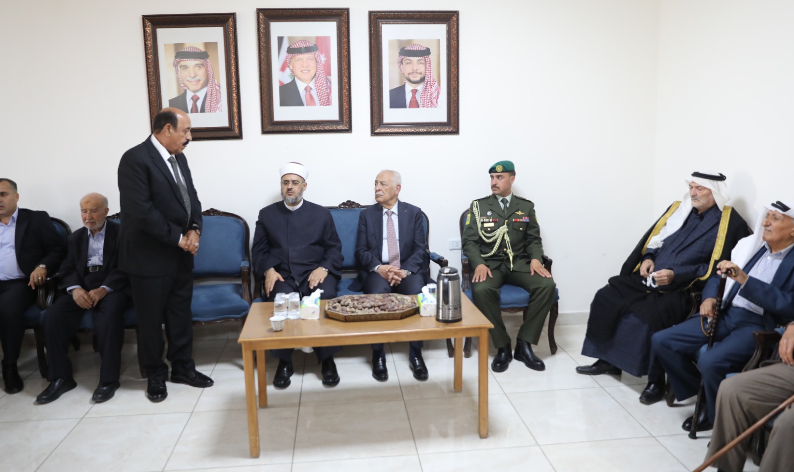 مندوبا عن الملك وولي العهد.. العيسوي يعزي نقرش والغنميين