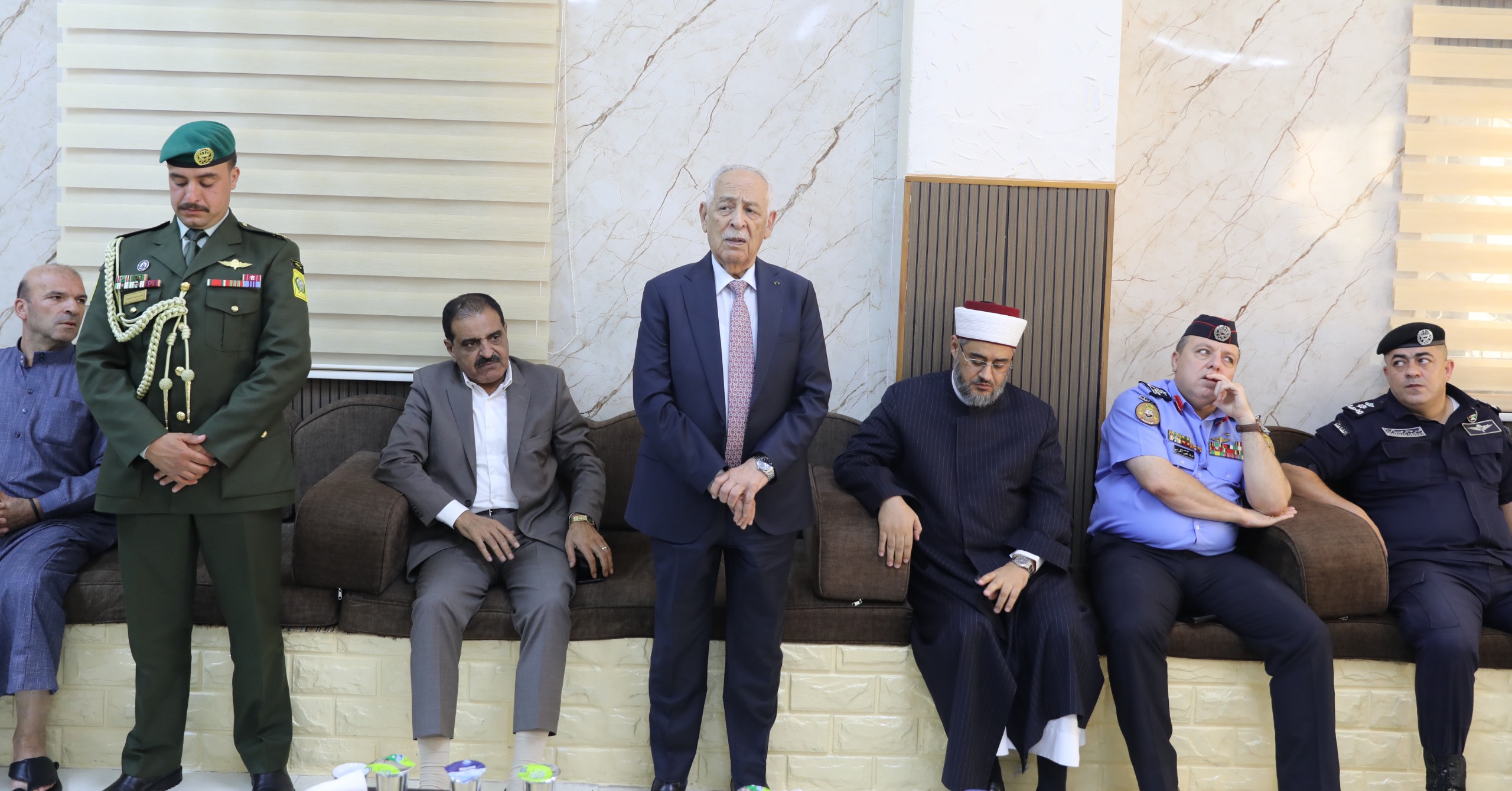 مندوبا عن الملك وولي العهد.. العيسوي يعزي نقرش والغنميين