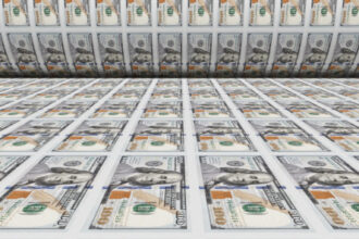 رفع الفائدة الأميركية يدفع الدولار إلى أعلى مستوى في 7 أسابيع