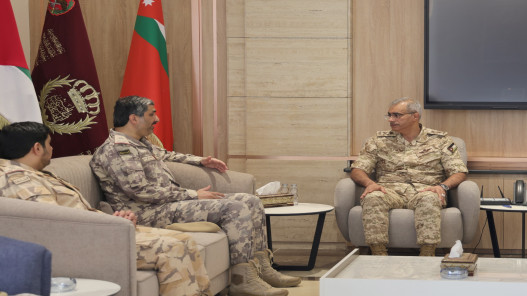 صورة حول : الحراسيس يستقبل قائد القوات البرية القطرية.. بحث تعزيز التعاون العسكري الحراسيس يستقبل قائد القوات البرية القطرية.. بحث تعزيز التعاون العسكري