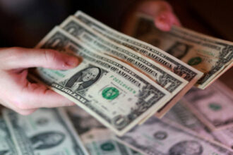 الدولار قرب أعلى مستوى في شهرين.. وتوقعات بمزيد من رفع الفائدة